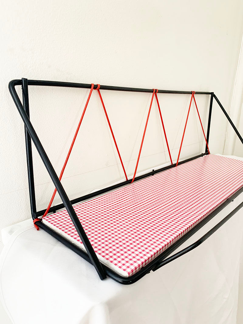 Scoubidou wall shelf