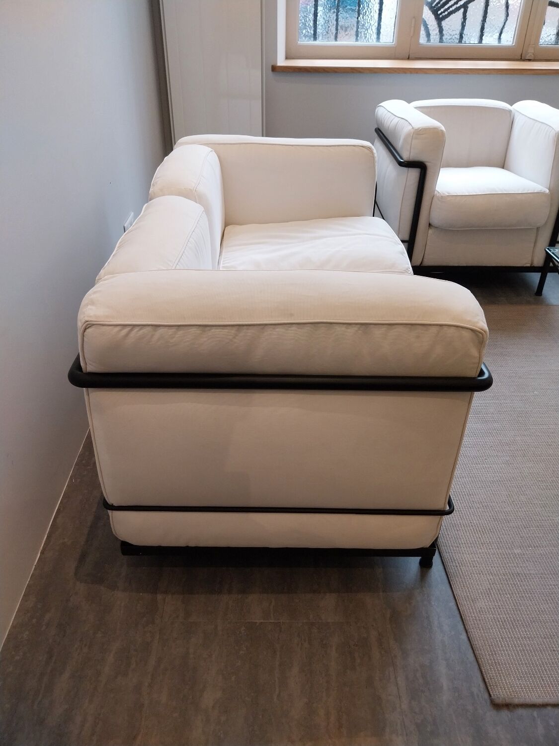 A sofa and two LC2 Cassina armchairs