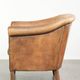 Fauteuil club en peau de mouton confortable de couleur cognac.