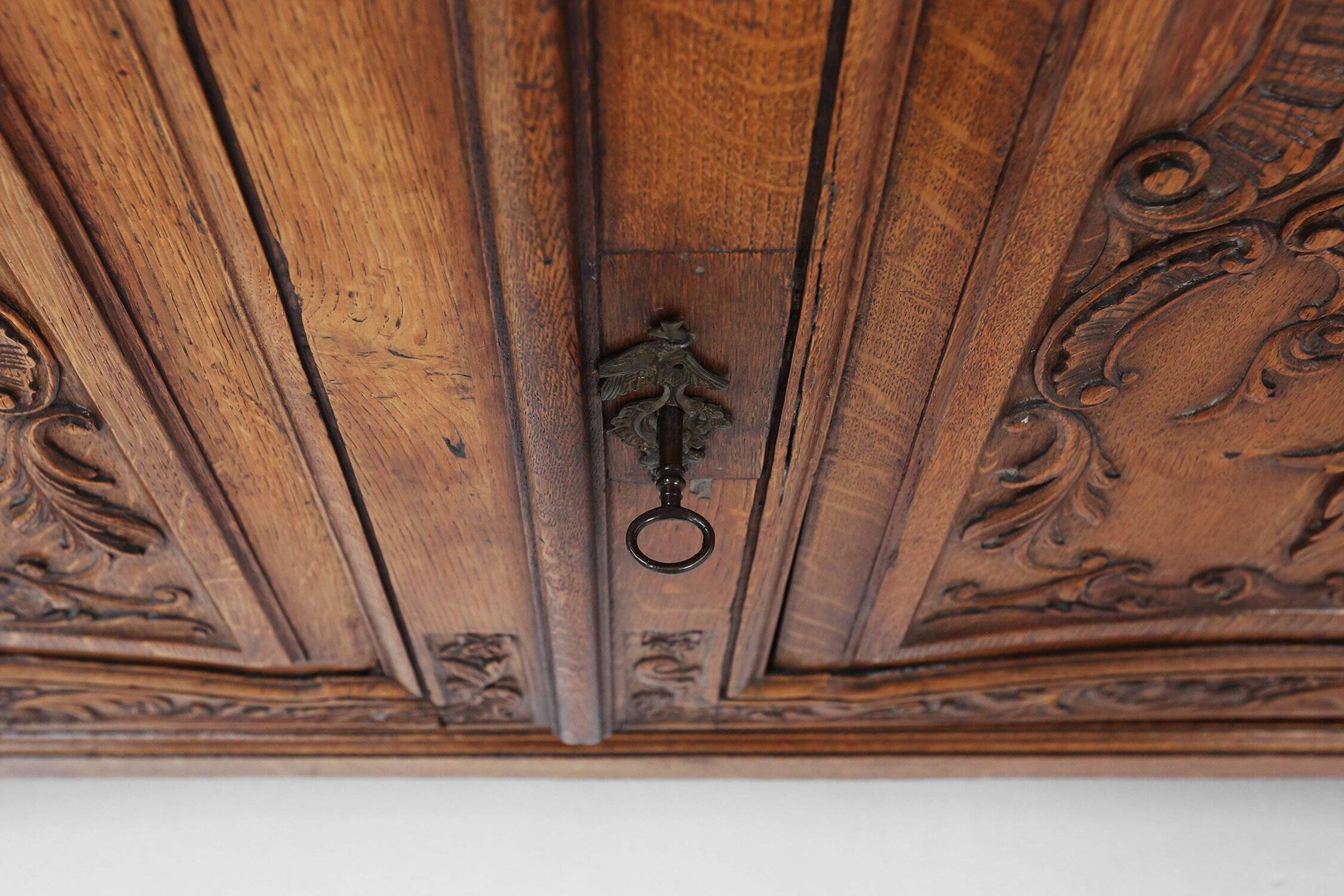 Vaisselier vitré en bois sculpté, Belgique, XVIIIe siècle