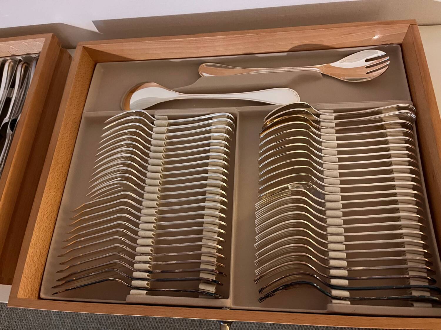 100-piece silver-plated cutlery set, for table and serving.