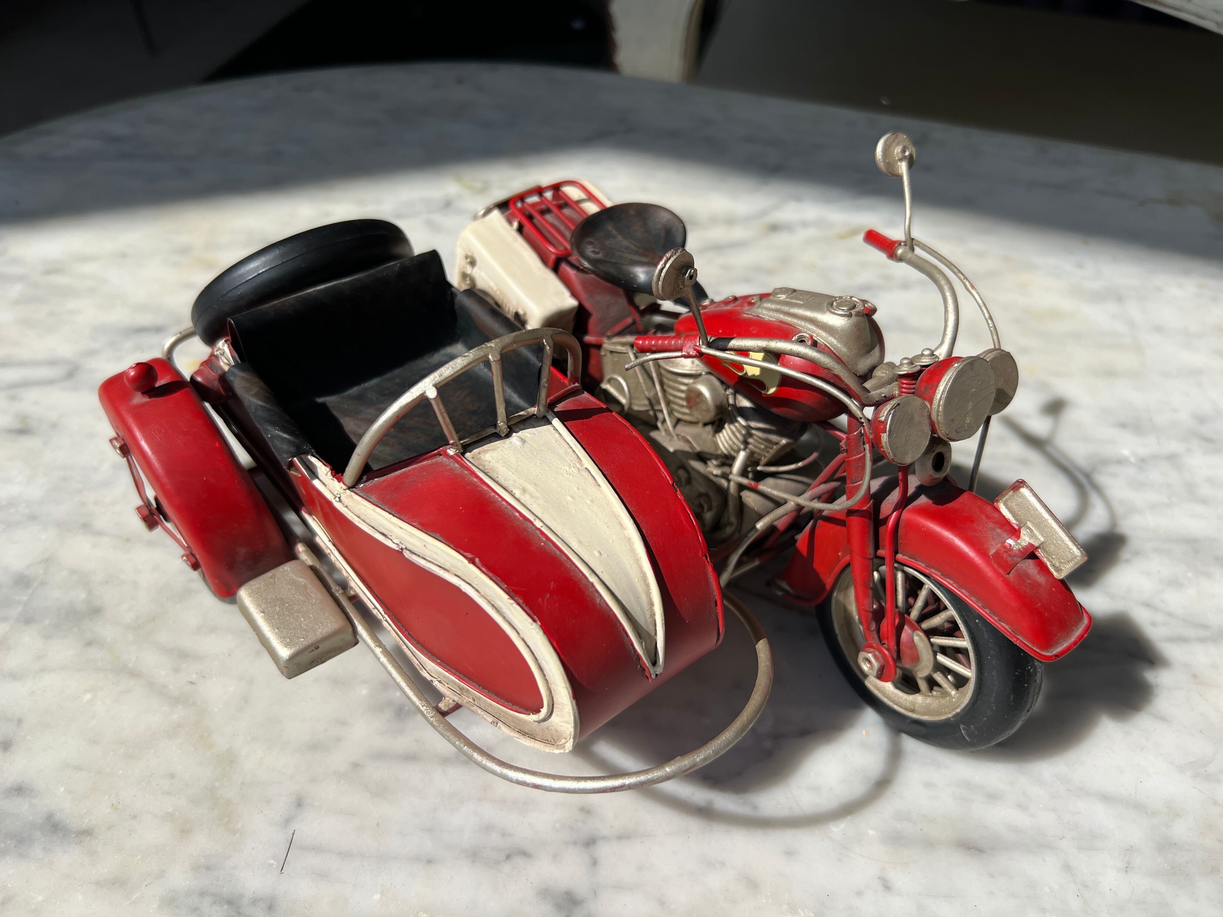 Moto side-car vintage en métal