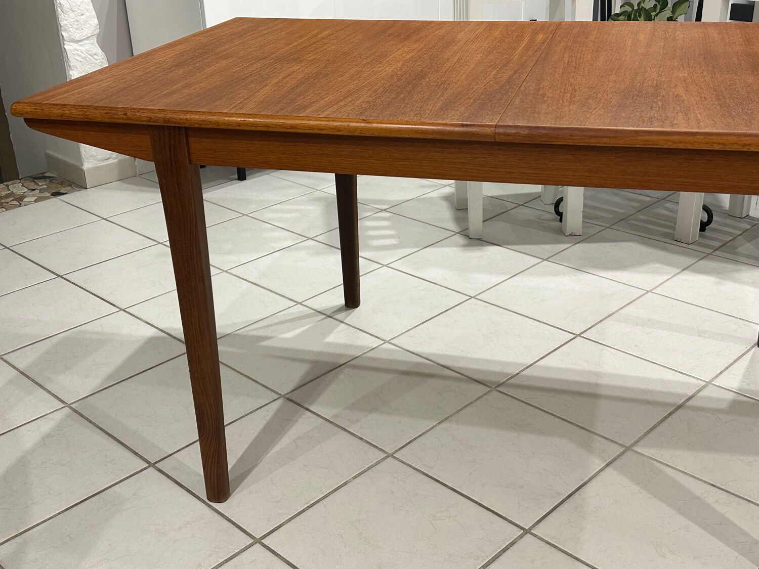 Large extendable Scandinavian table in vintage teak from the 1970s.