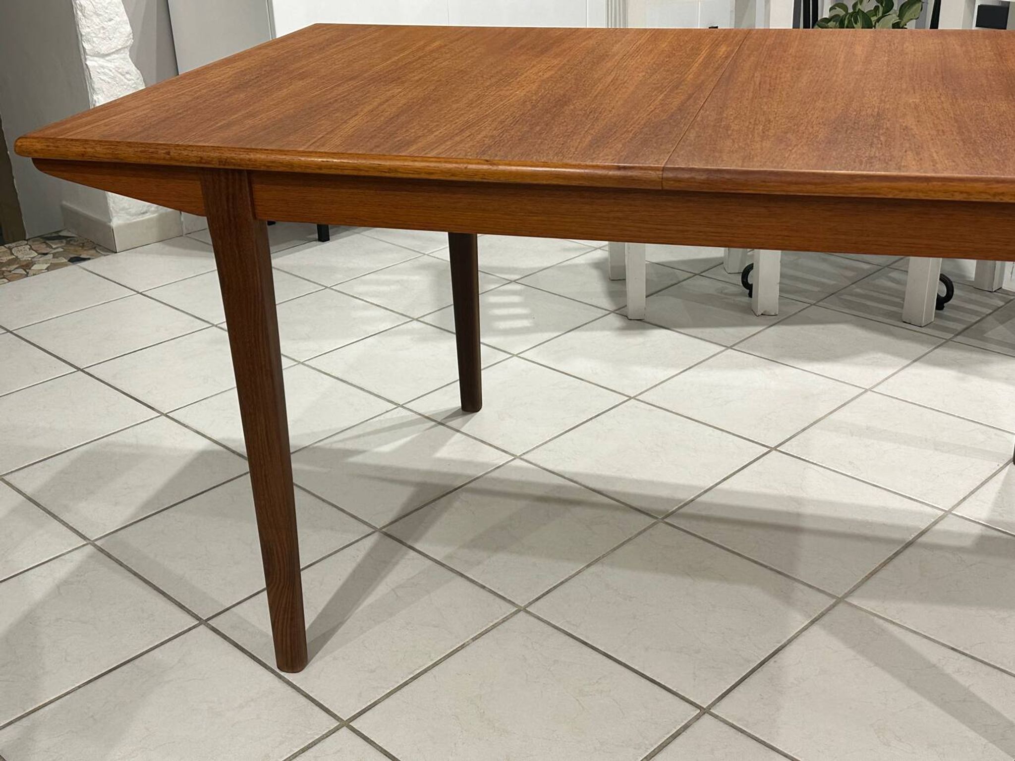 Large extendable Scandinavian table in vintage teak from the 1970s.