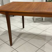 Large extendable Scandinavian table in vintage teak from the 1970s.