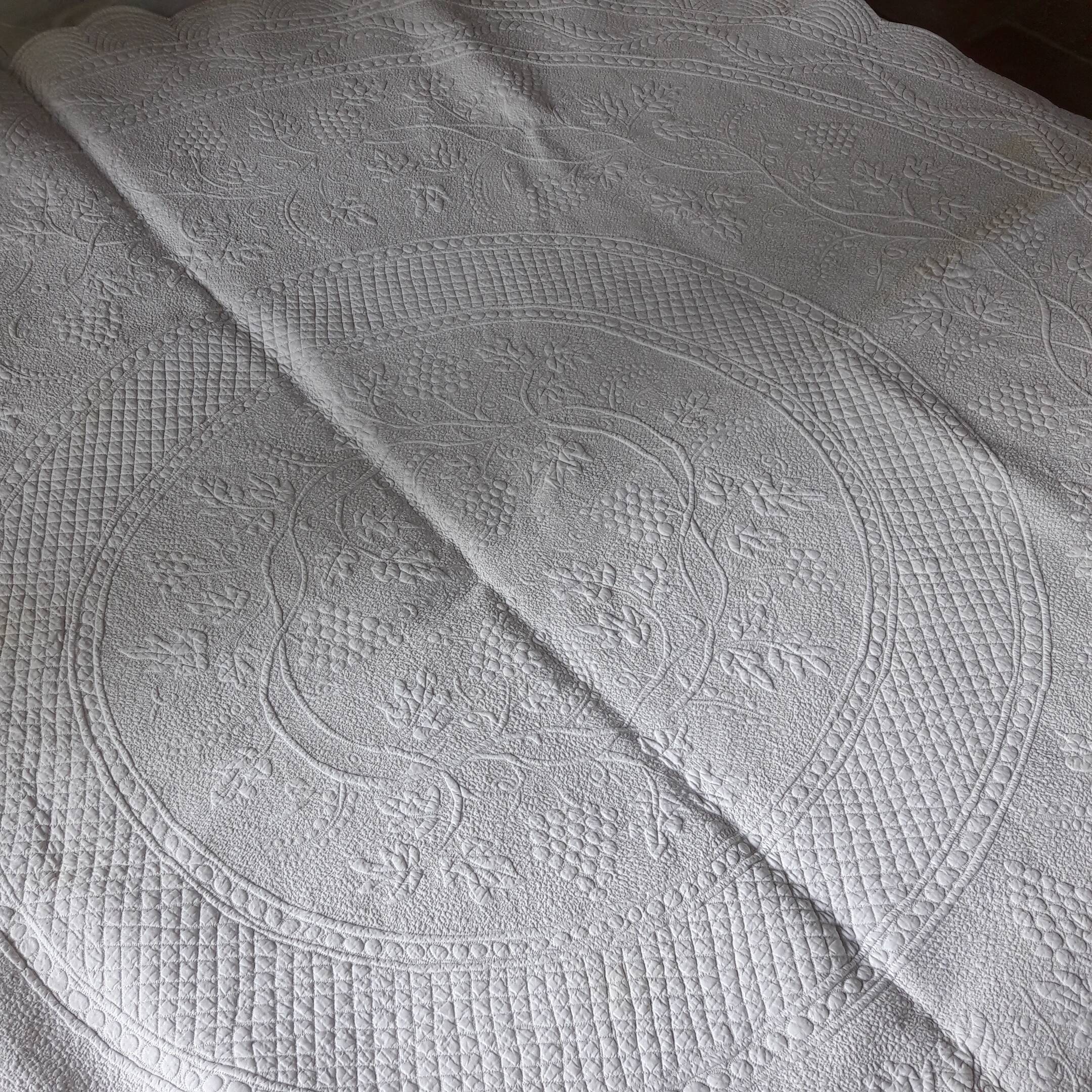 Plaid / jeté de lit boutis coton blanc rond marque kaszer