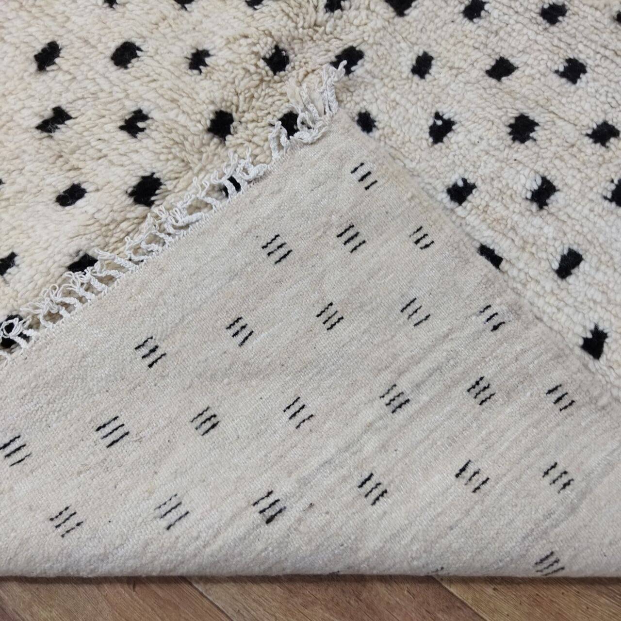 Handmade wool Berber rug 270 x 160 cm