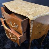 Petite commode toutes faces galbées à décor marqueté et bronze style Louis