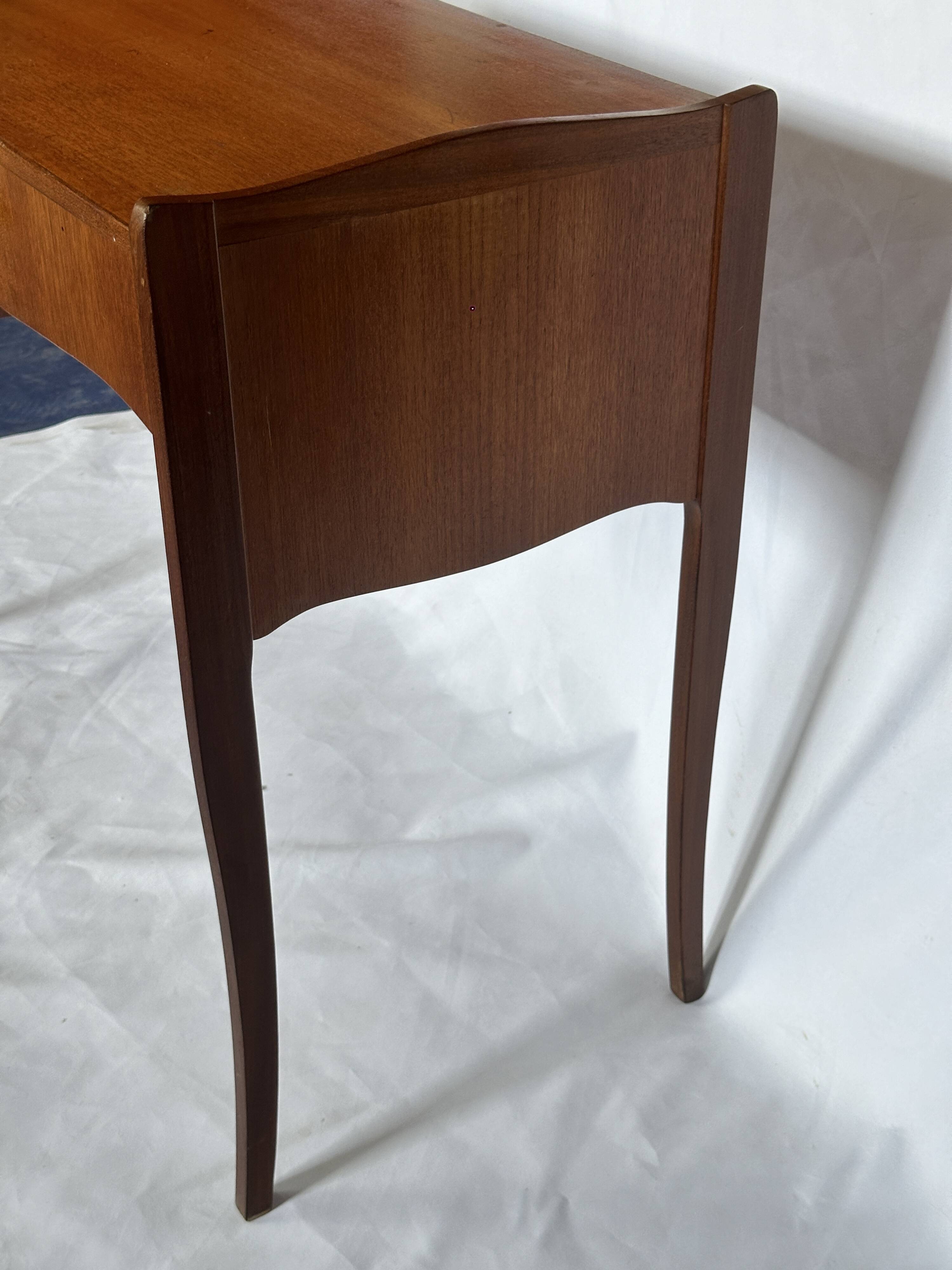 Bureau vintage 1960s avec 2 tiroirs – design ondulé élégant