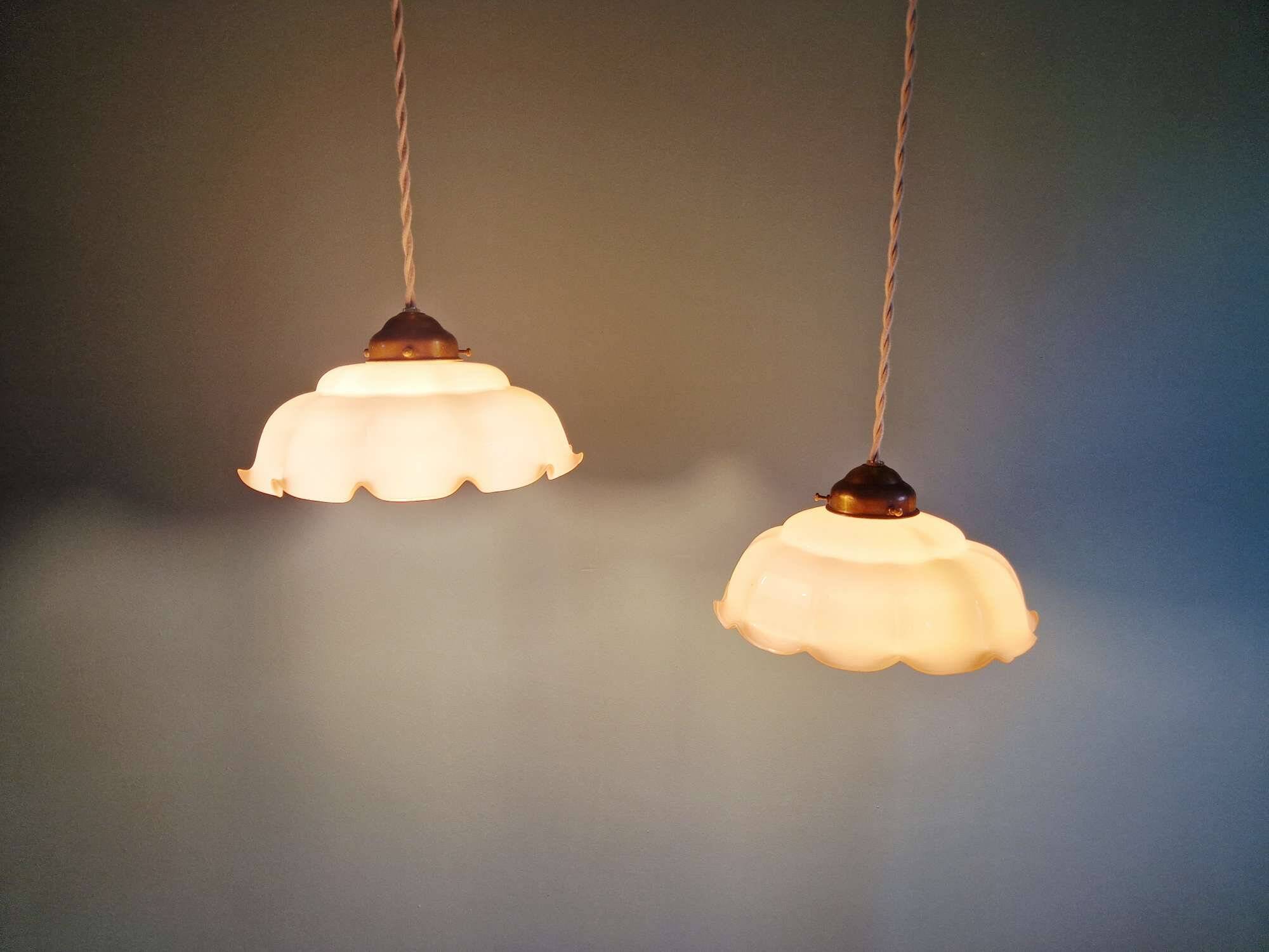 Duo de suspensions en opaline festonnée rose, années 1920-30