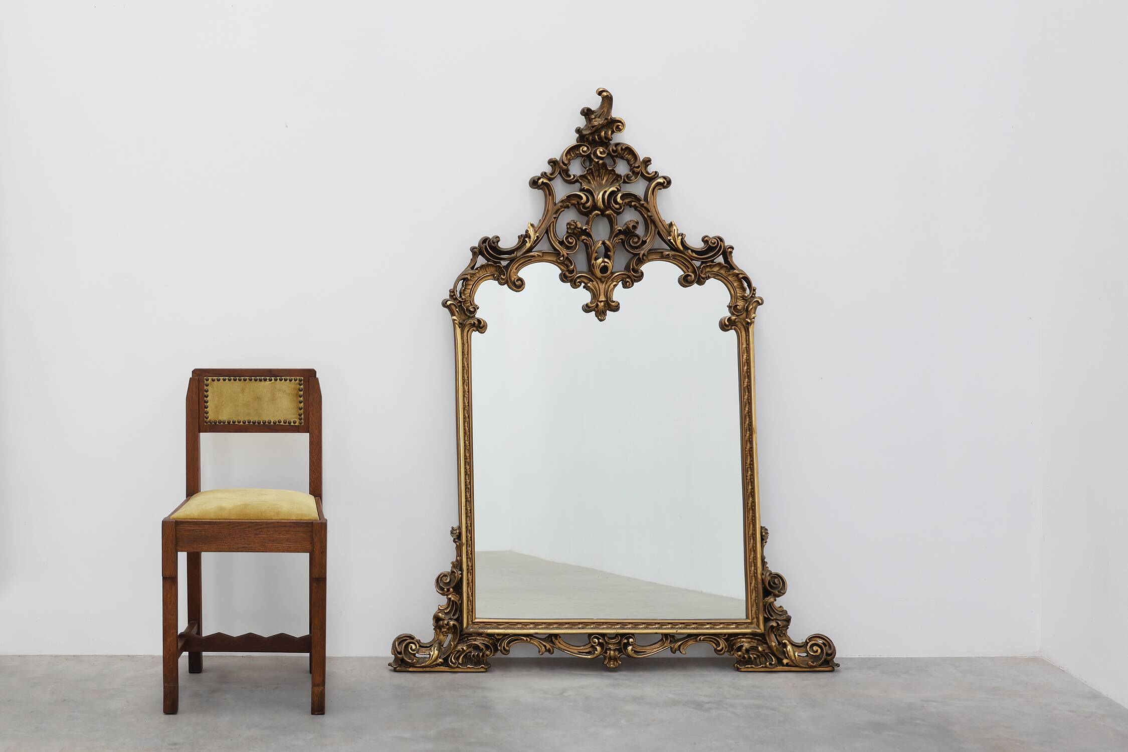 Grand miroir en bois doré de style rococo, Belgique, 20e siècle