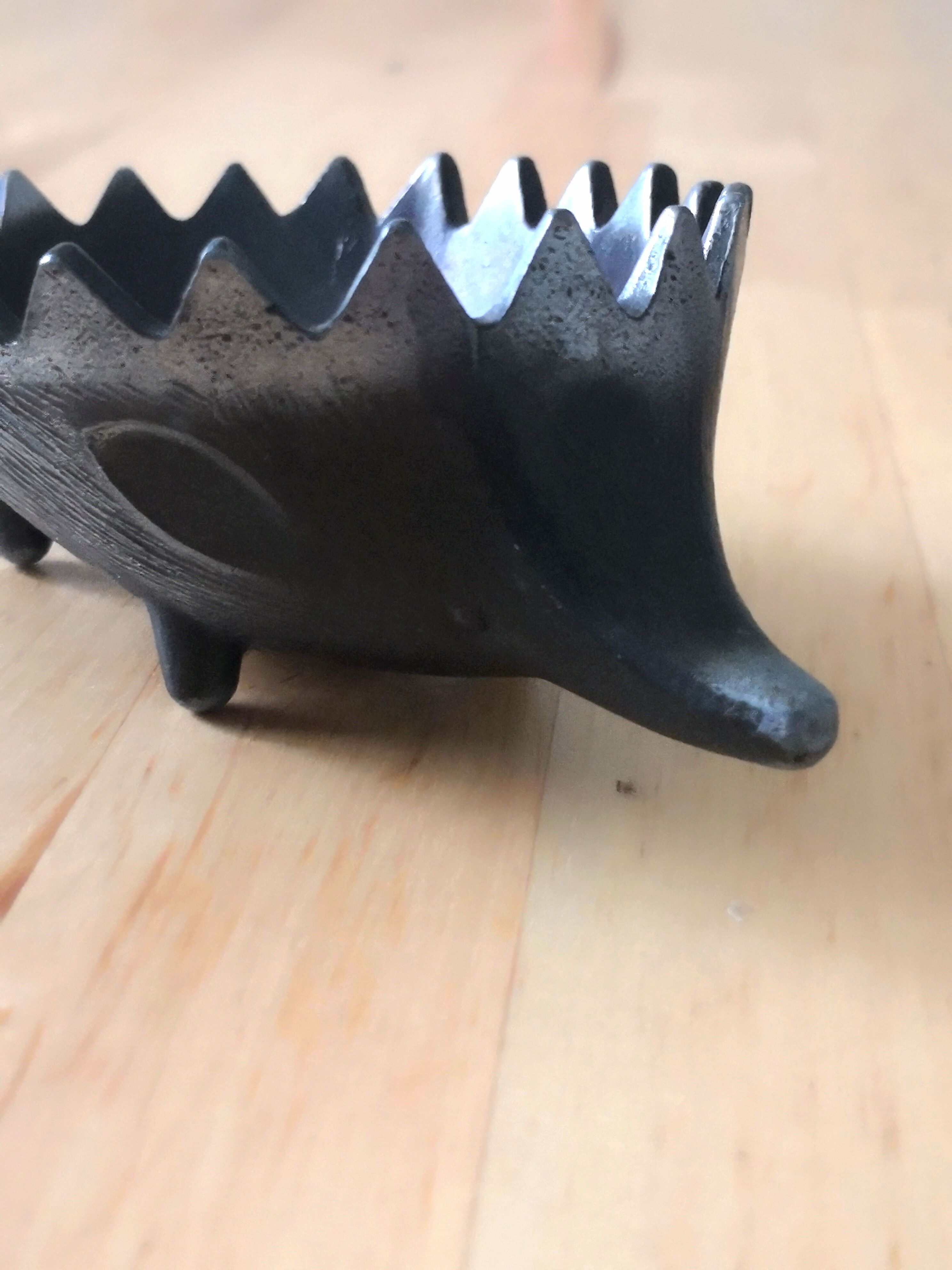 Ashtray nesting hedgehog