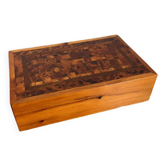 Wooden box inlaid with artisanal work