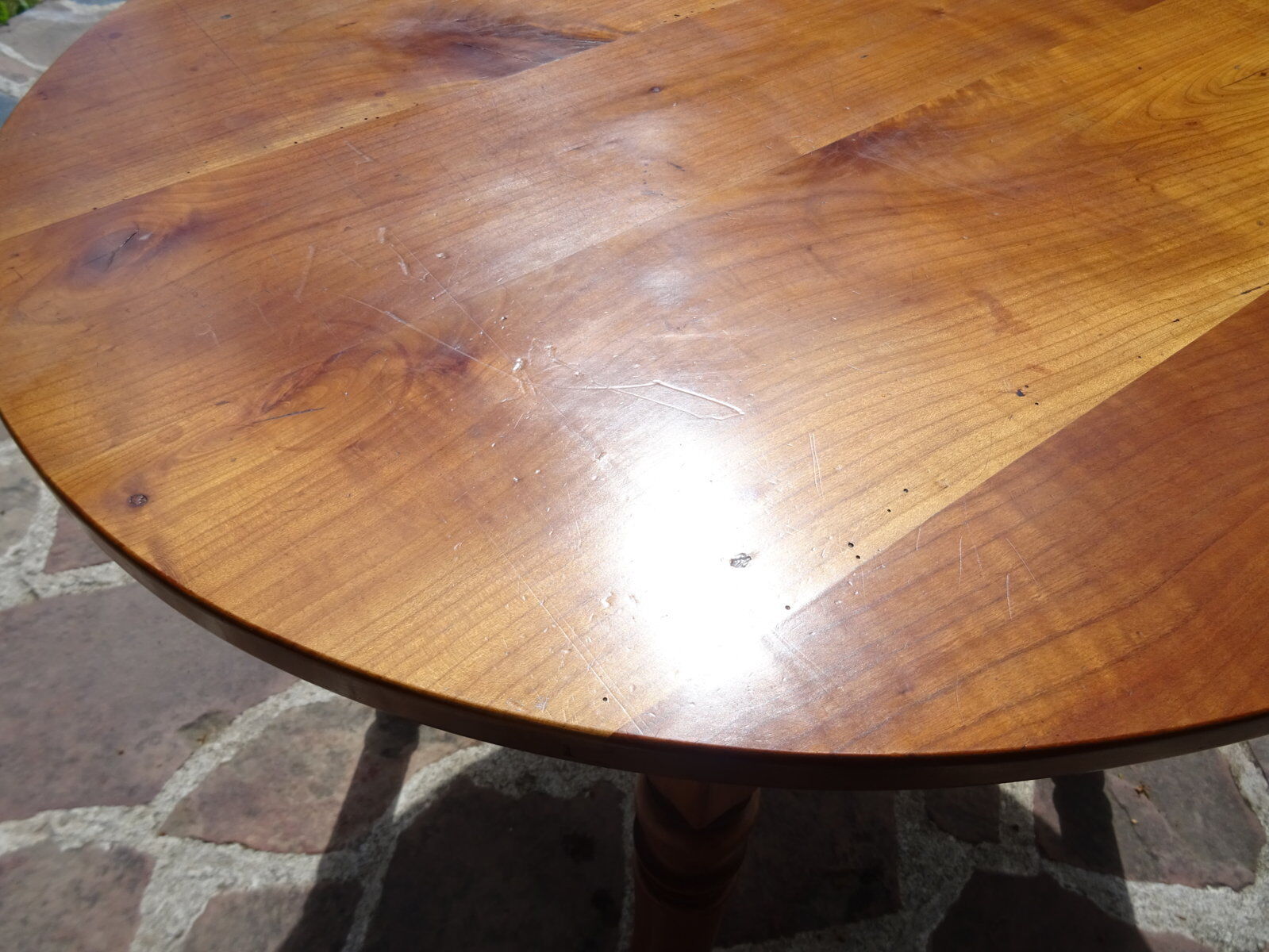 Table ovale bois fruitier