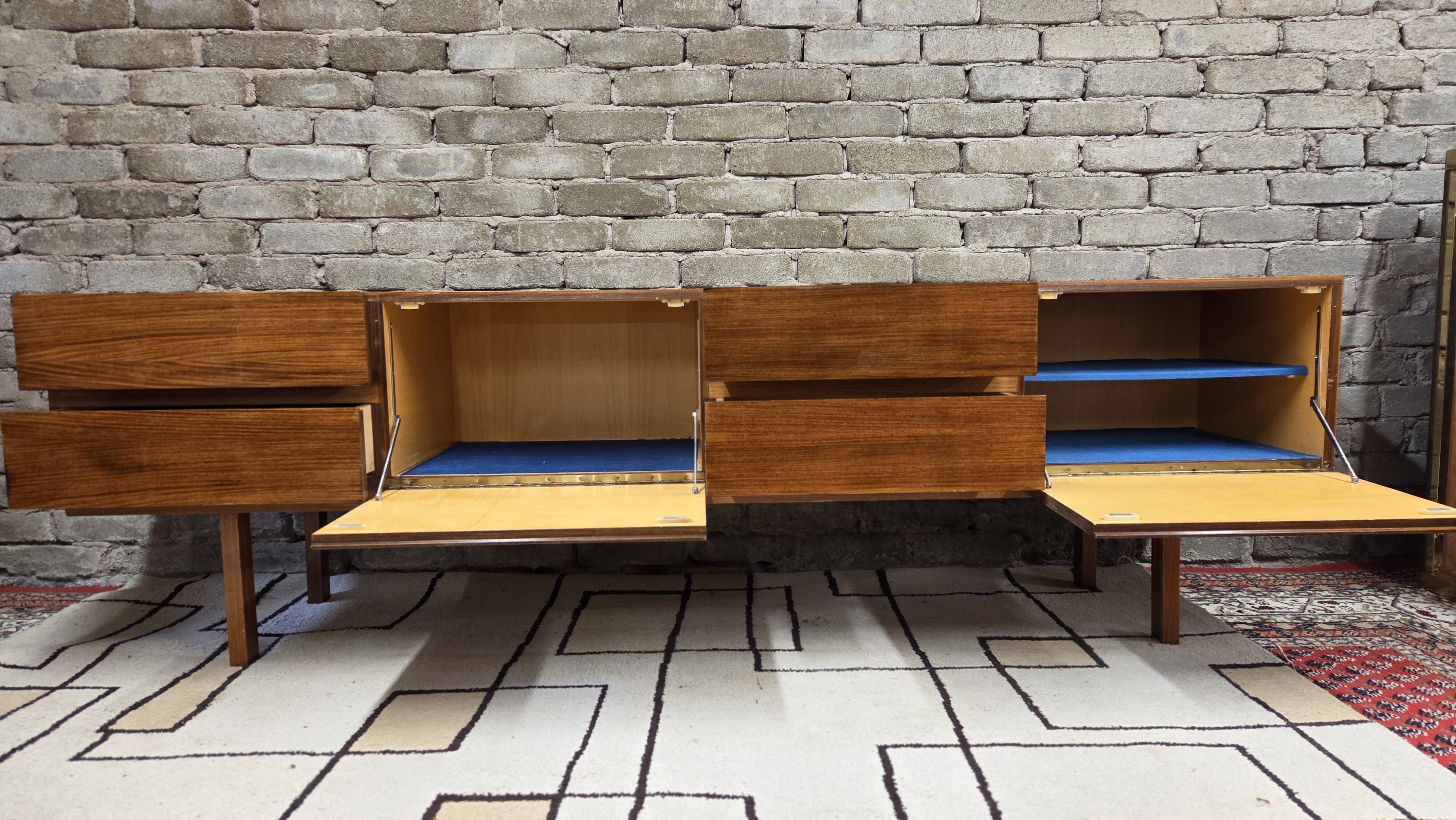 Vintage Scandinavian lowboard in teak – Minimalist sideboard from the 60s/70s.