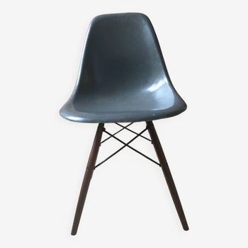 Eames DSW chair - Herman Miller edition - elephant gray fiberglass