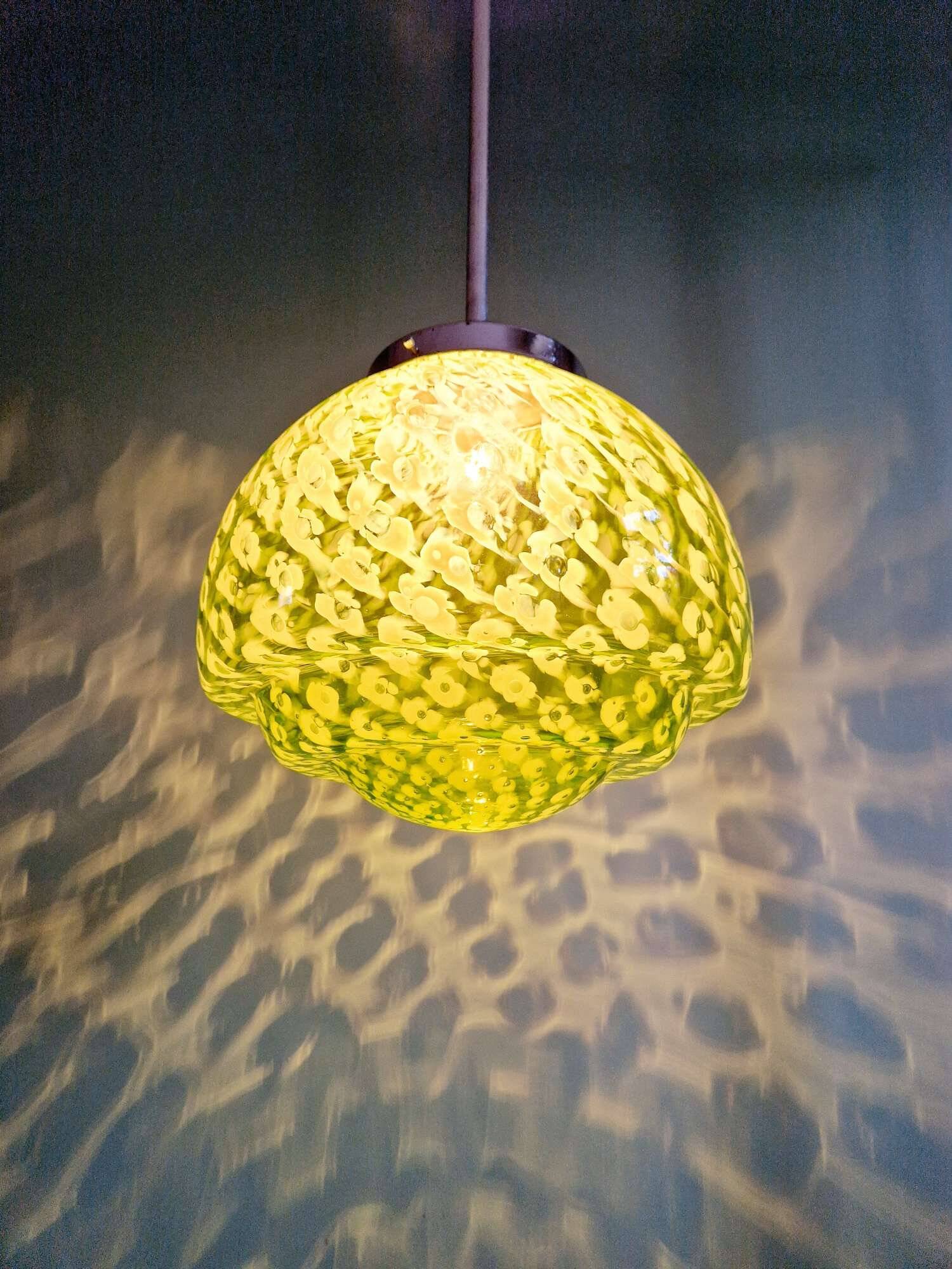 Grande suspension en vert moucheté vert et blanc, mid-century