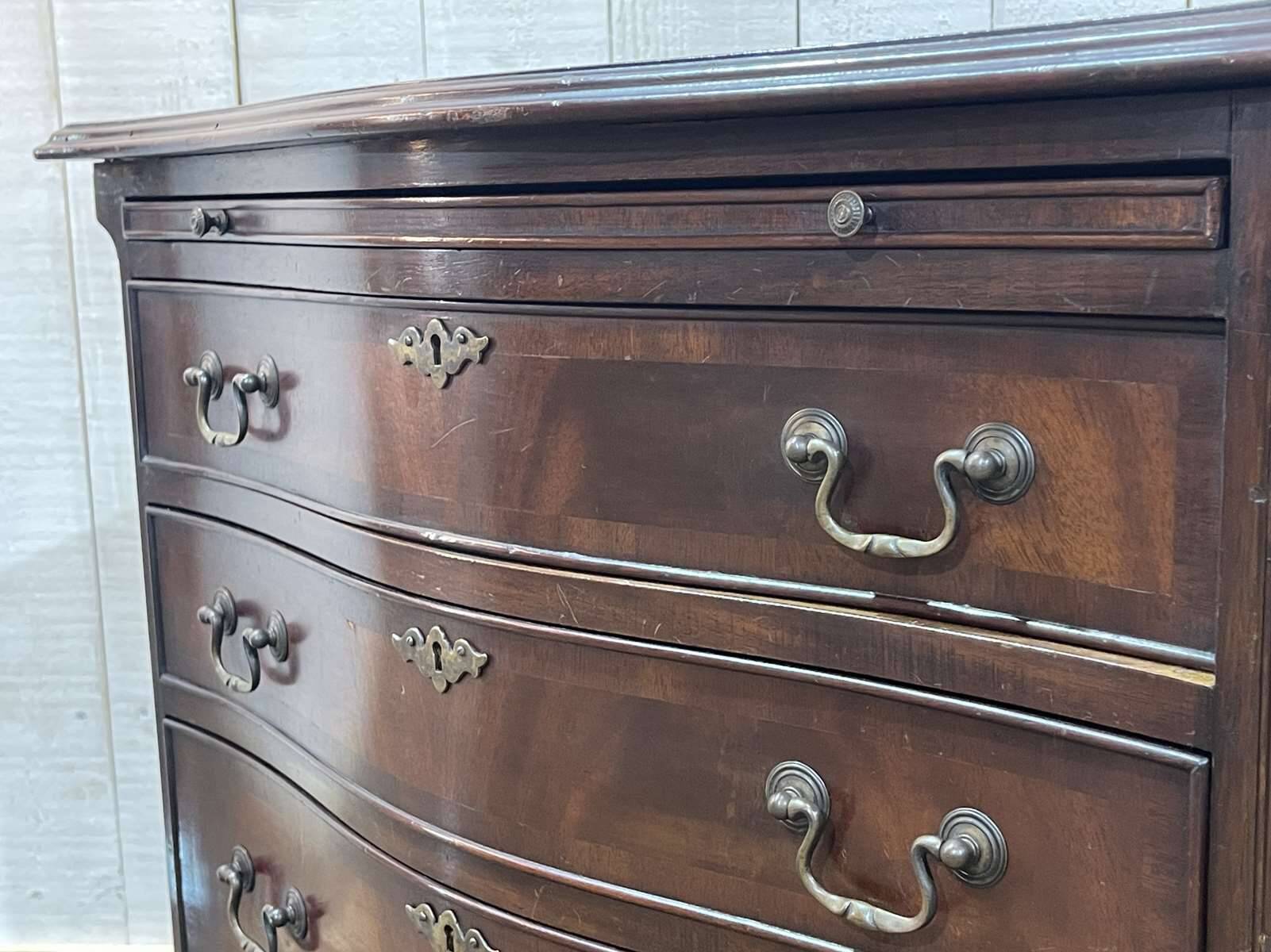 Commode anglaise des années 1950 en acajou avec une tablette