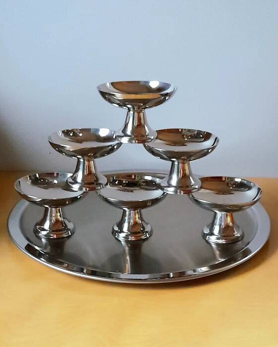 Lot de coupes et plateaux en inox