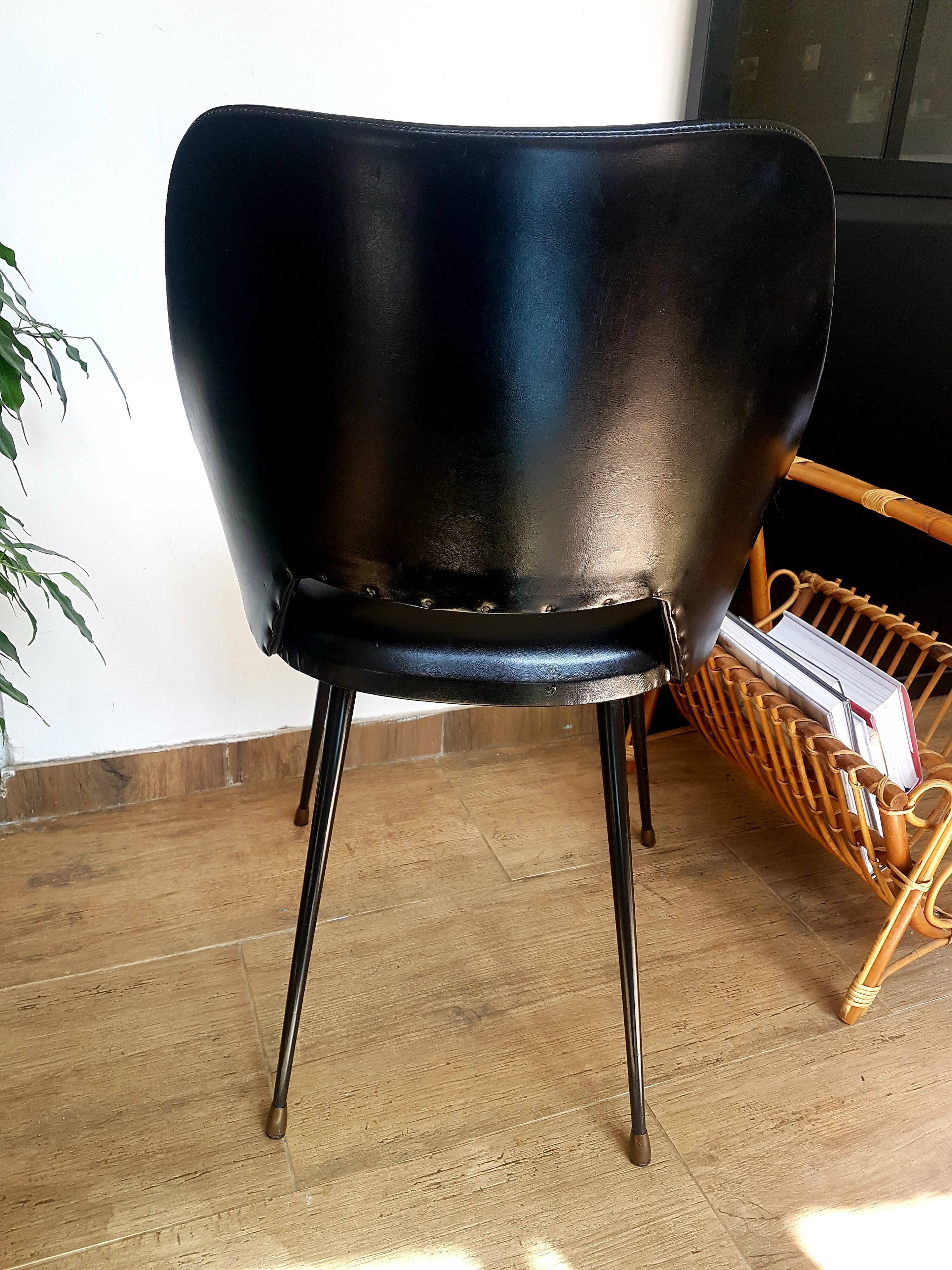 Chaise tonneau en skaï