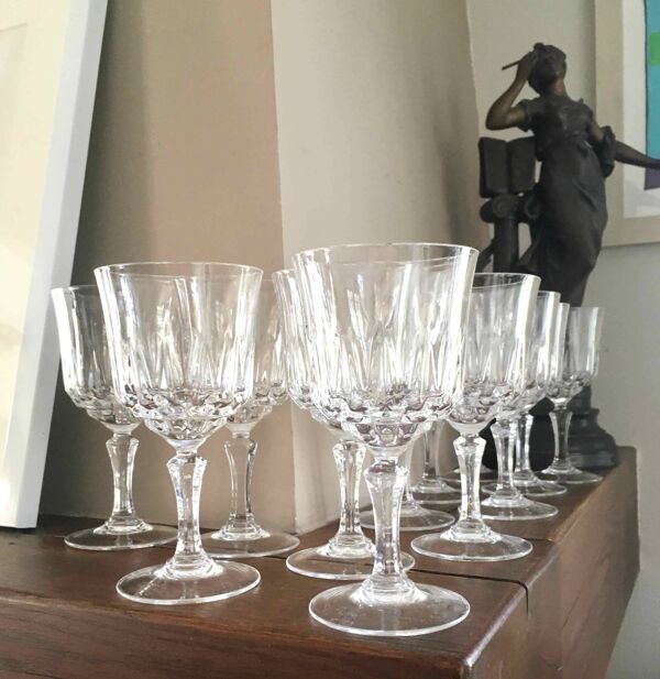 12 verres à vin en cristal taillé