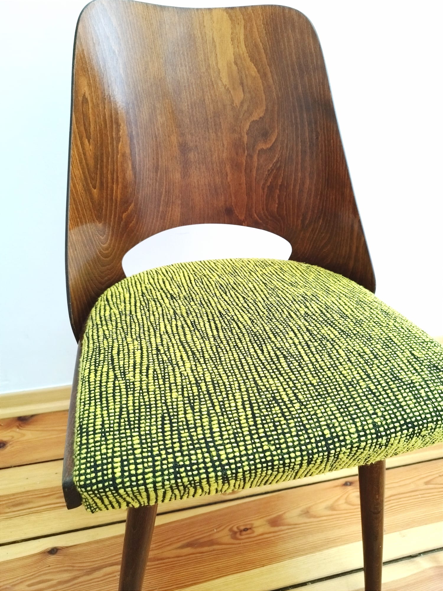 Ensemble de quatre chaises O. Haerdtl, Ton, Holesov, Tchécoslovaquie, les années 60