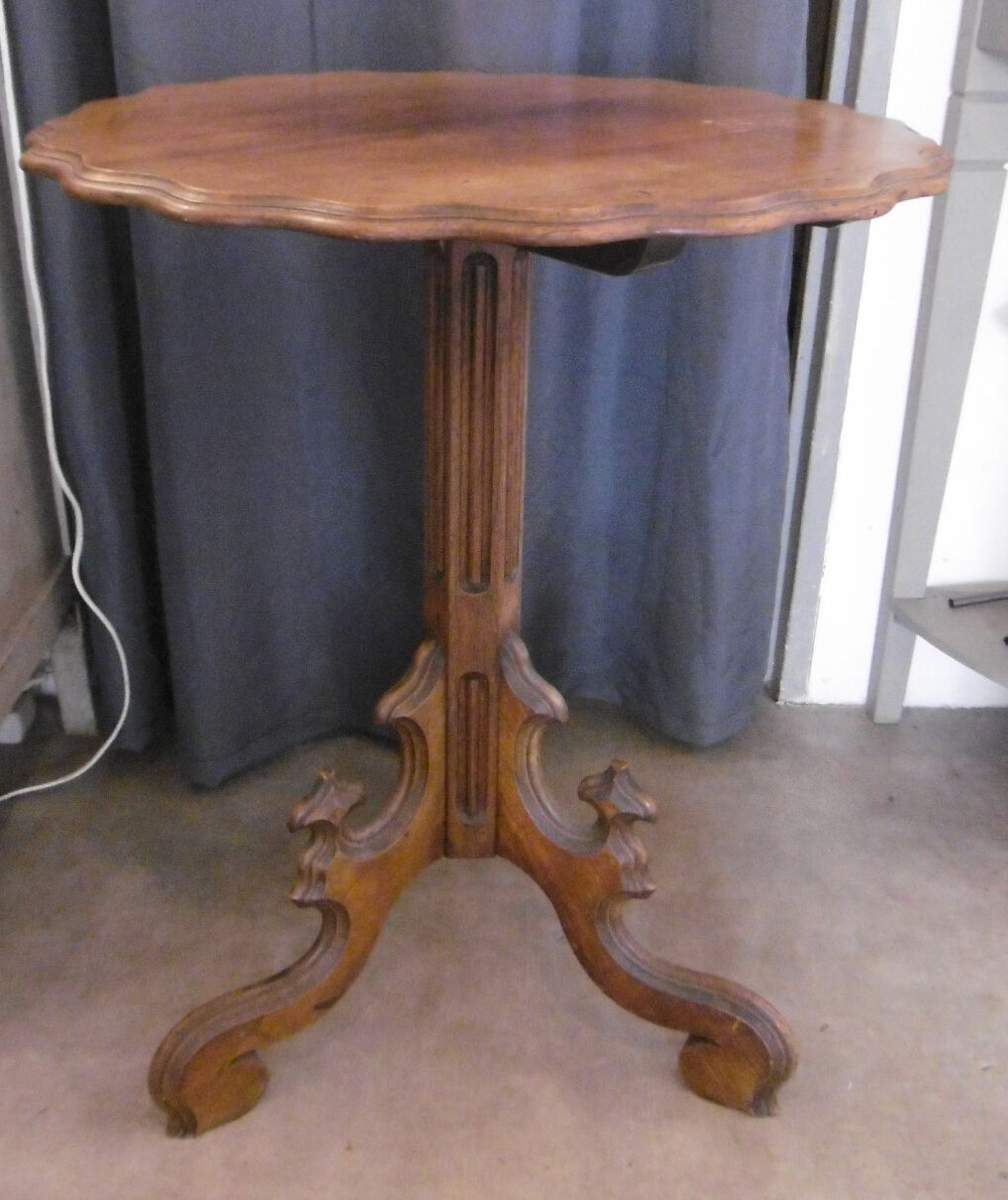 Gueridon table with folding top