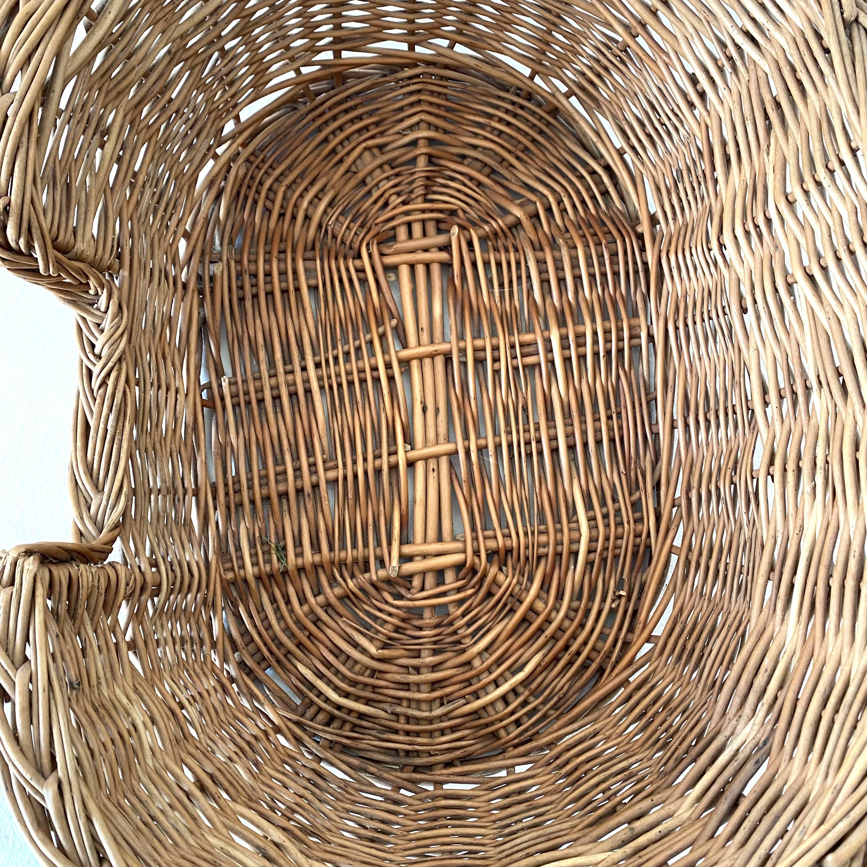 Woven wicker basket for cat or dog