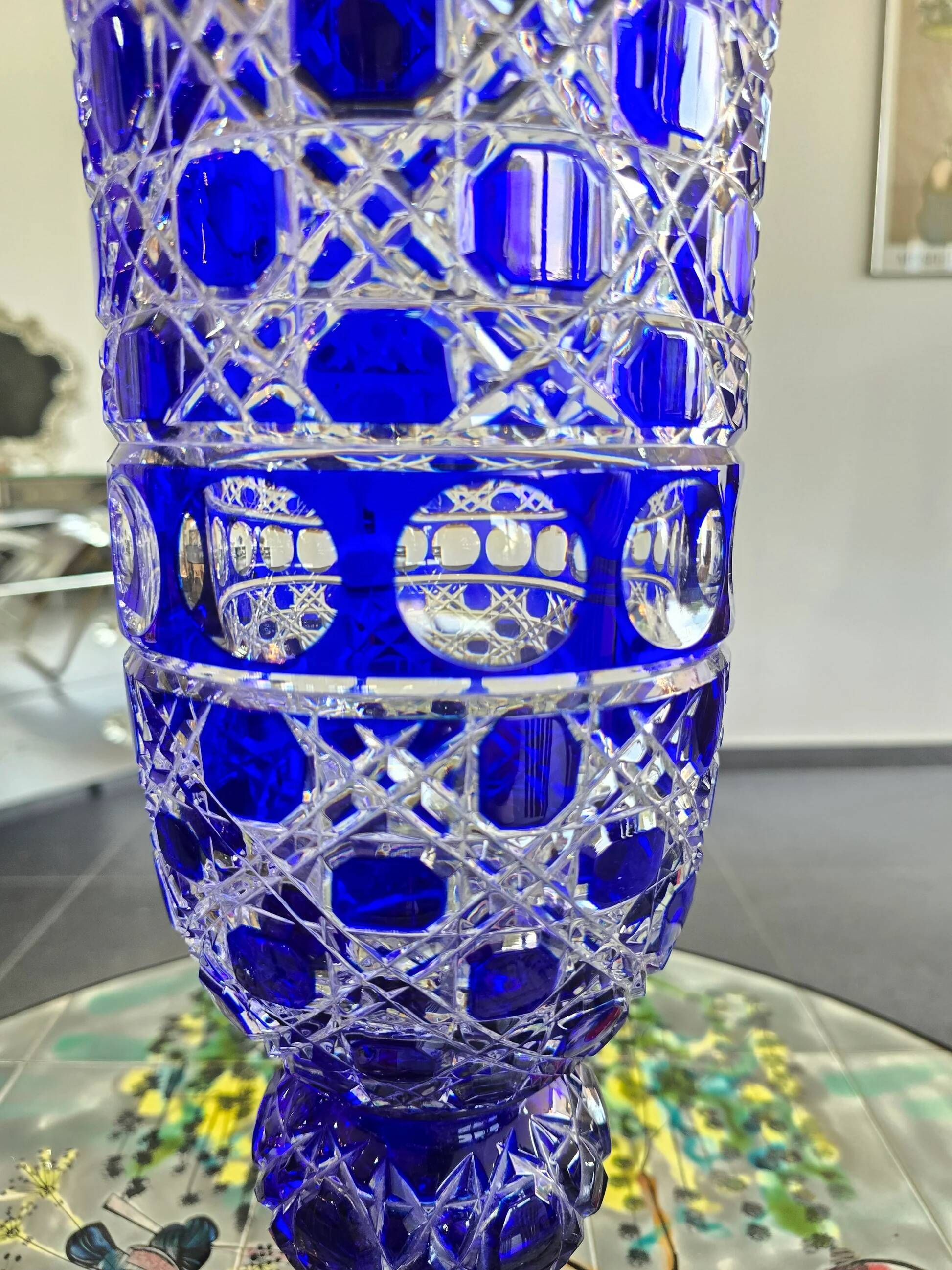 Cobalt blue cut crystal vase "The Great Owls" – Large model on a pedestal