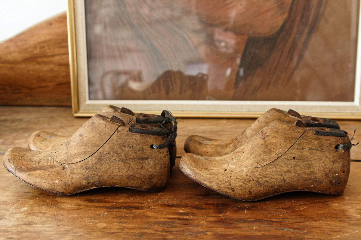 2 pairs of children's shoe trees