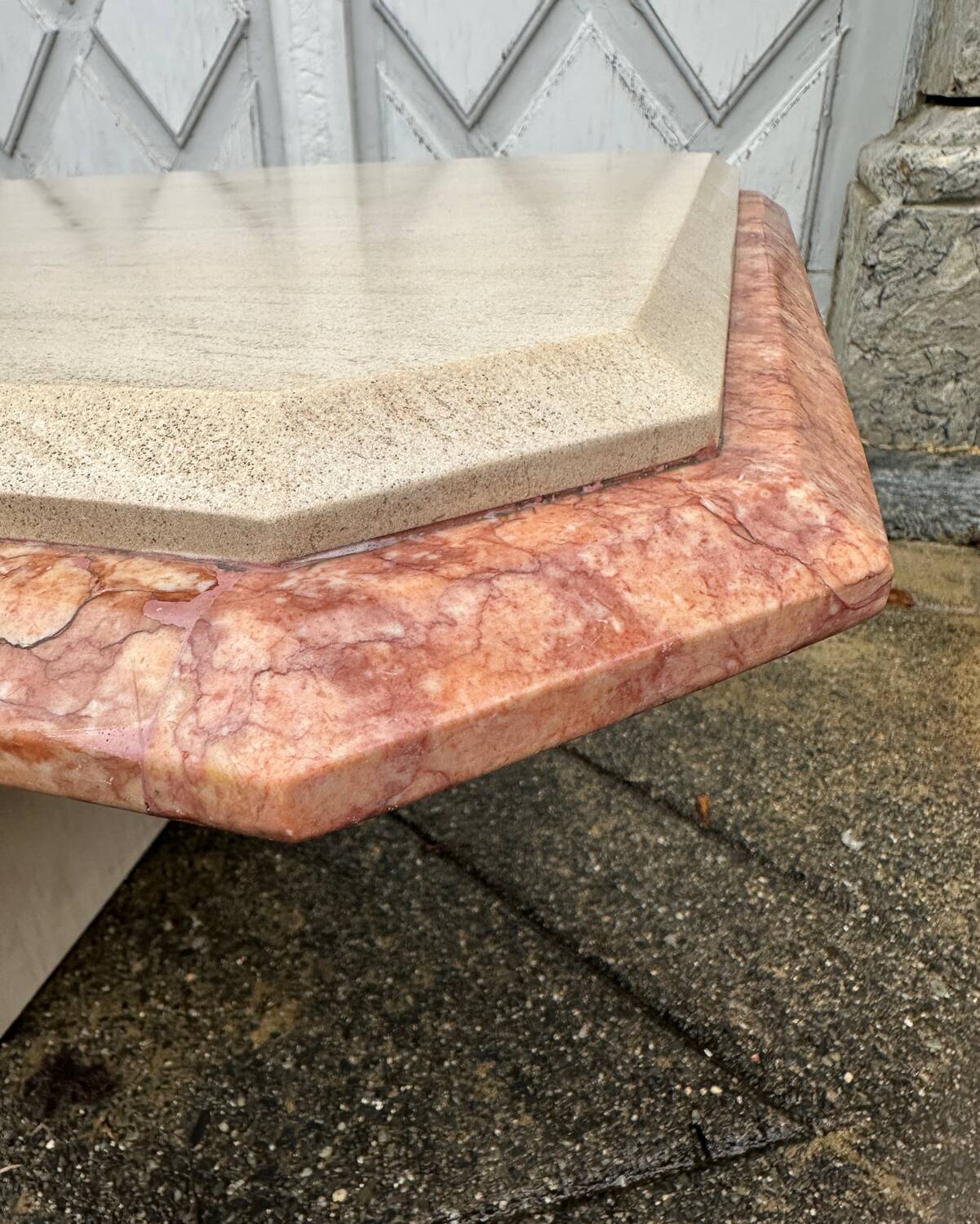 Table basse ancienne vintage en travertin et marbre rose
