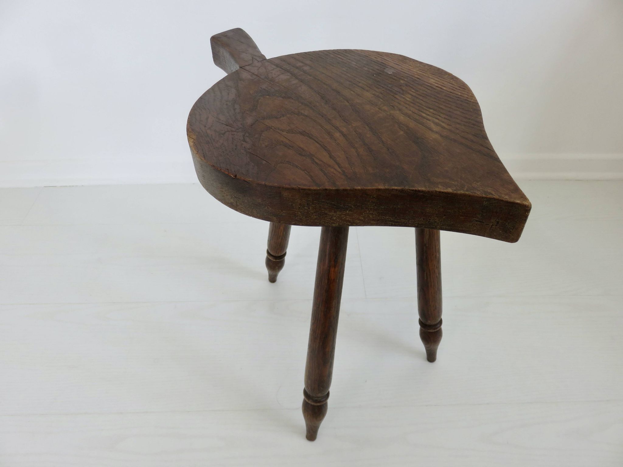 Tabouret brutaliste en bois massif