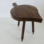 Tabouret brutaliste en bois massif