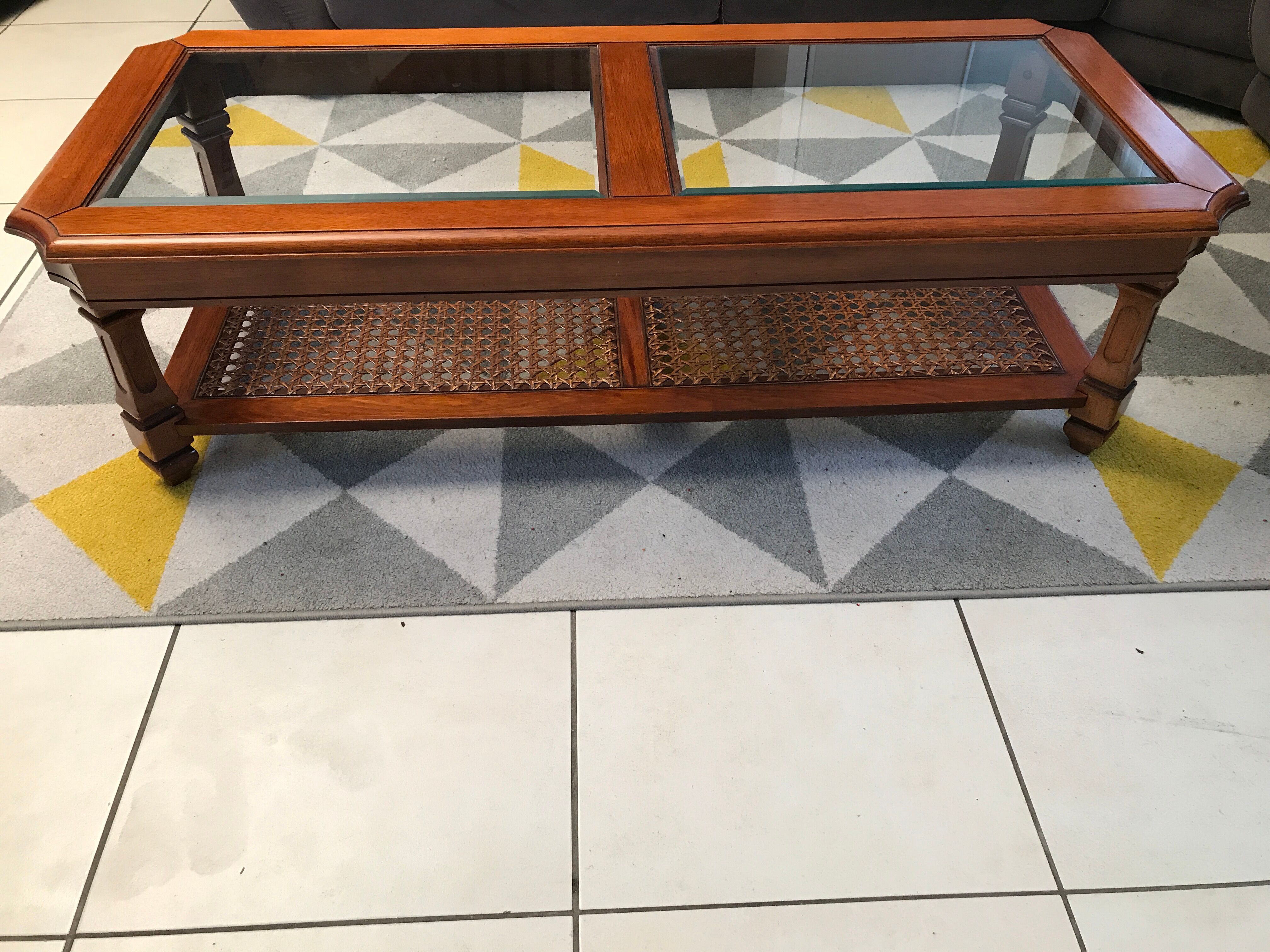 Table basse en merisier plateau verre cannage