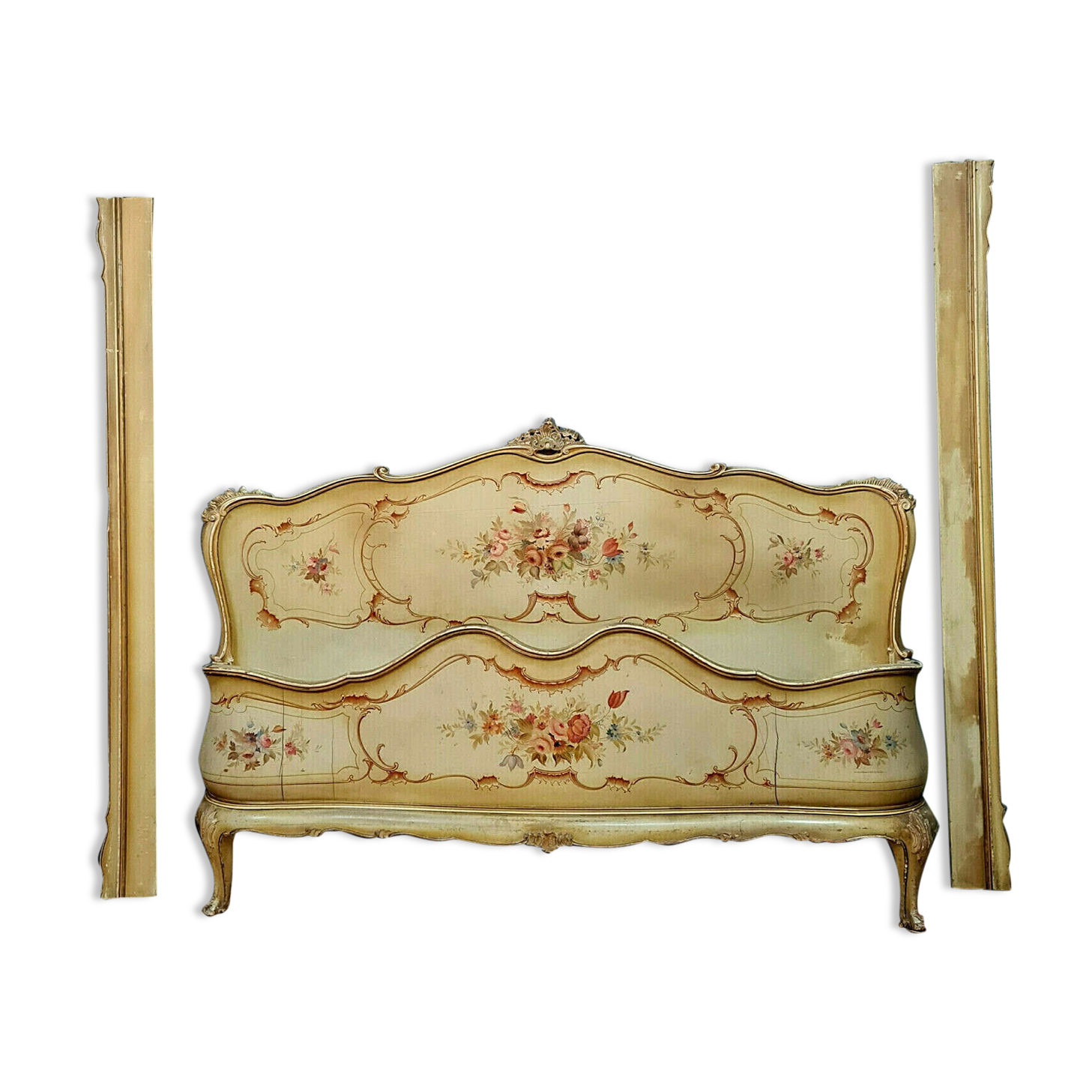 Lit corbeille Louis XV vénitien en bois laqué et polychrome vers 1900