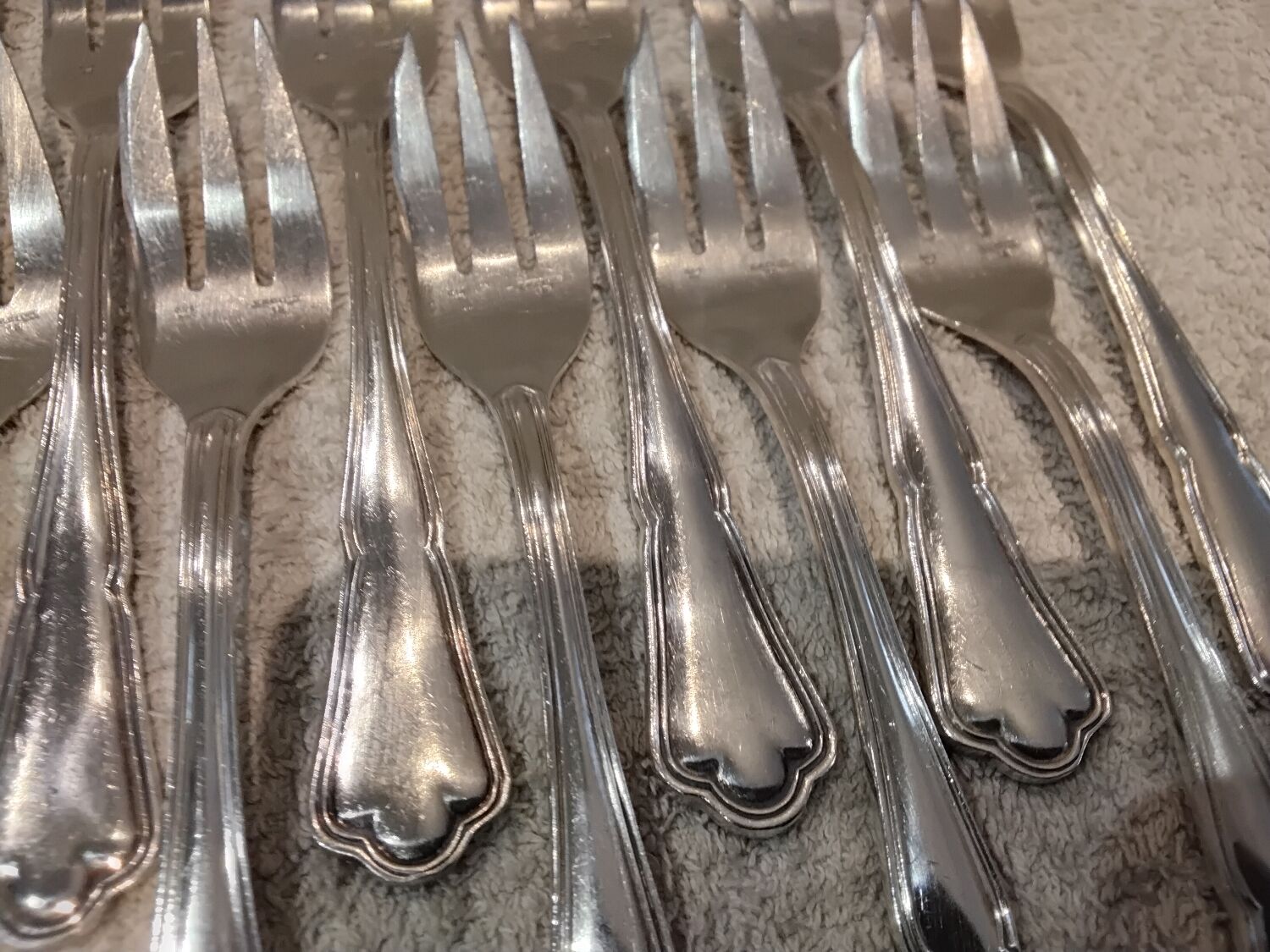 12 silver-plated metal cake forks by Ercuis silversmiths, Contours pattern