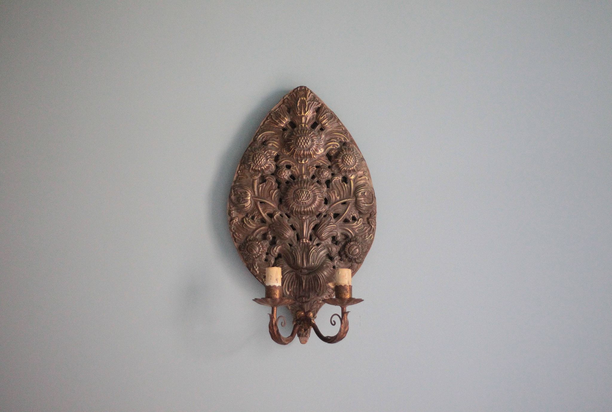 Paire d'appliques laiton repoussé motifs florales, lampe murale, applique