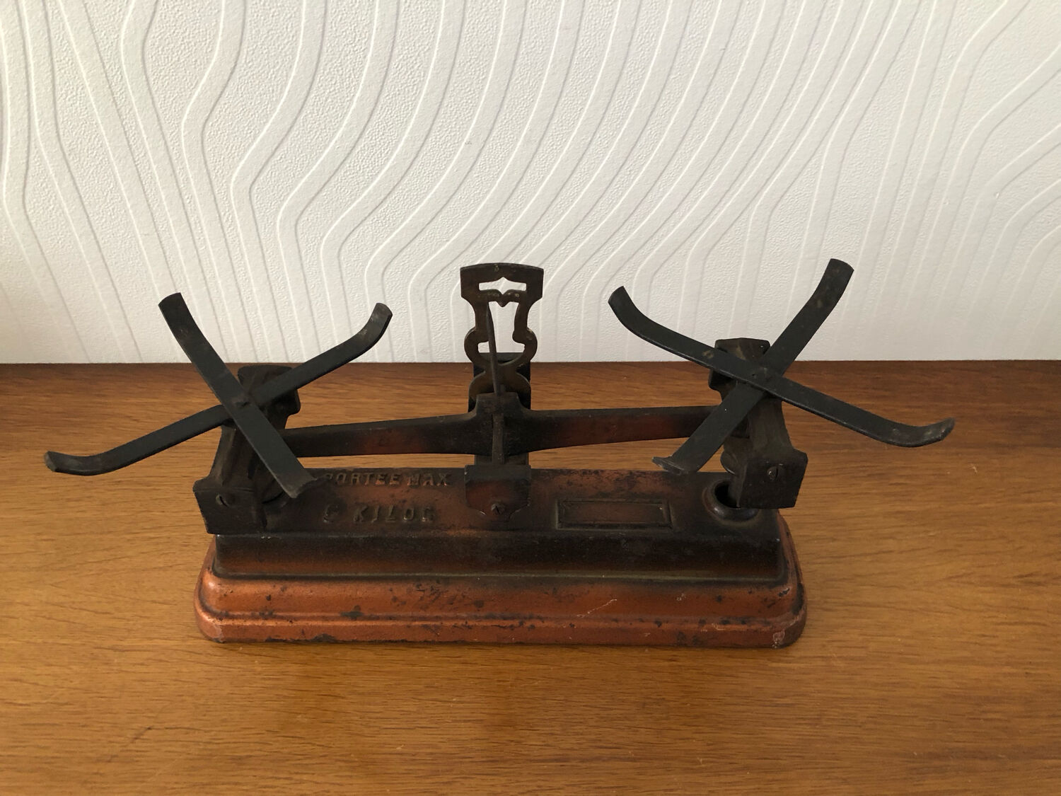 Old balance force 5 kilos Roberval copper and black
