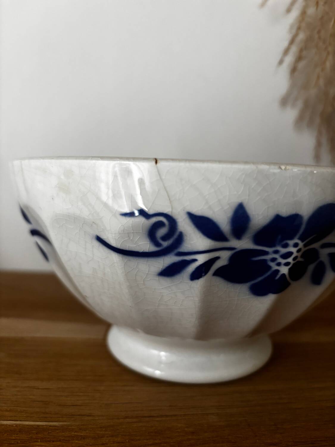 Bol ancien en faïence à décor de fleurs bleues