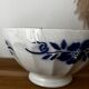 Bol ancien en faïence à décor de fleurs bleues