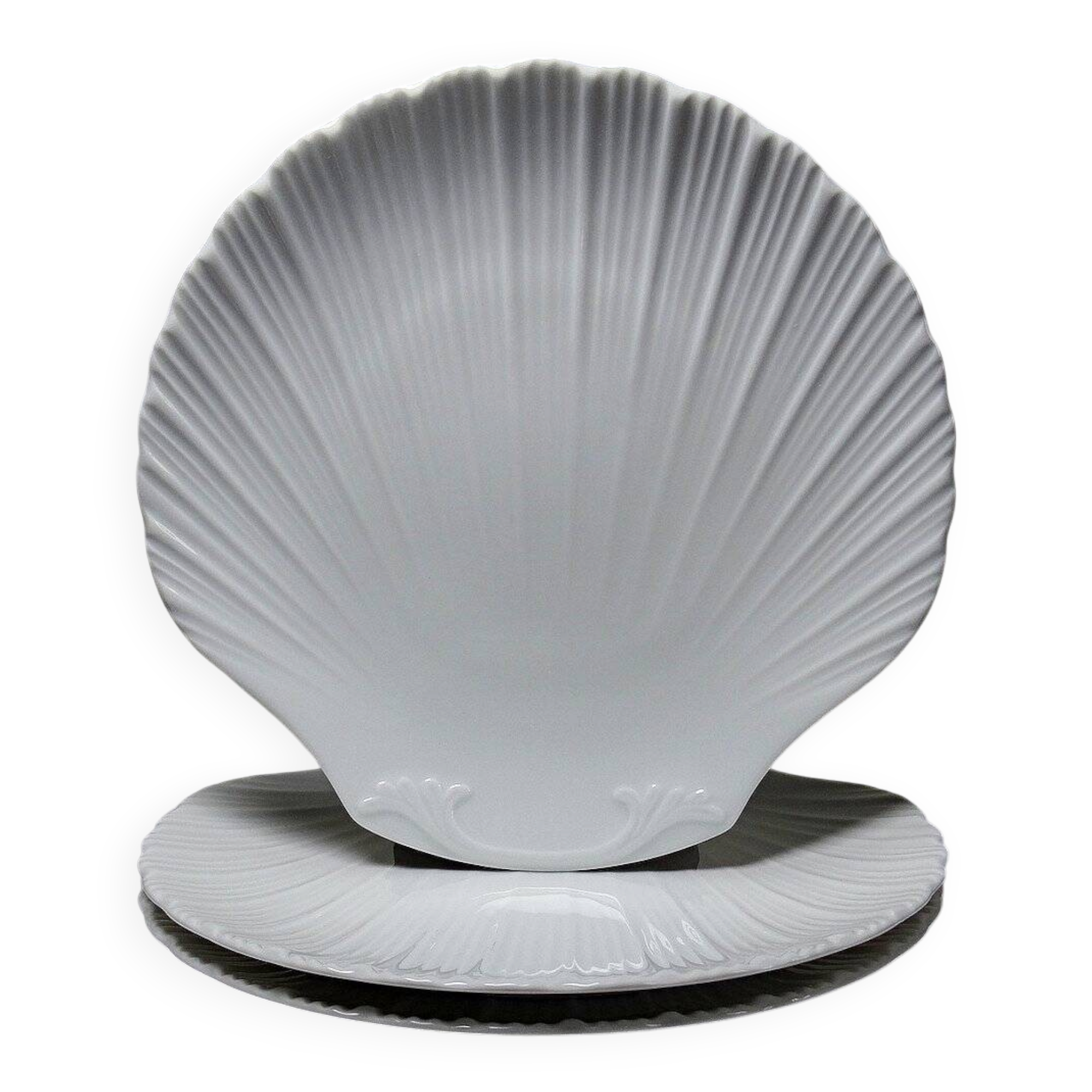 3 vintage flat plates with scallop shells, fine porcelain from Limoges.