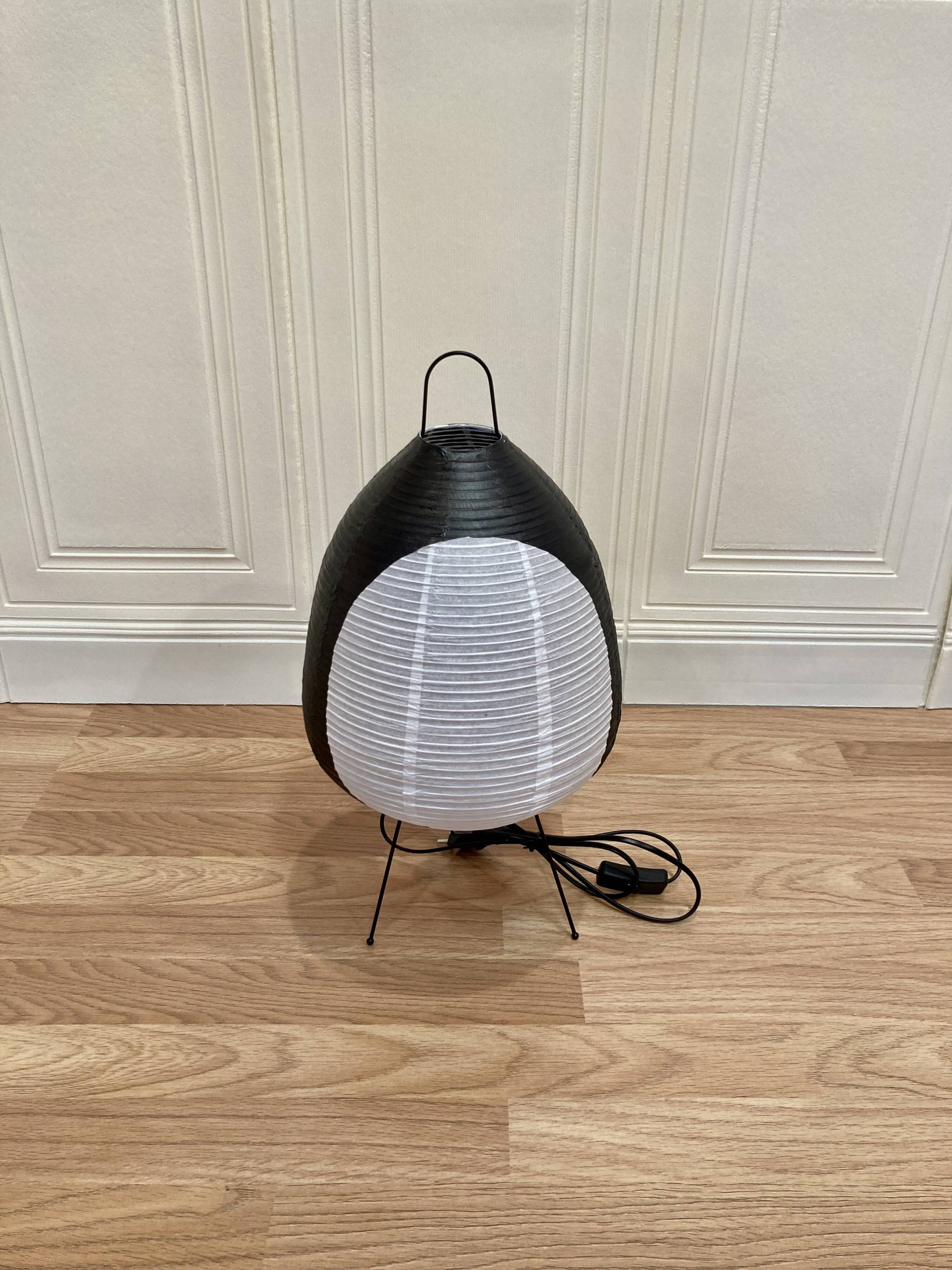 Lampe noire "design papier et métal".