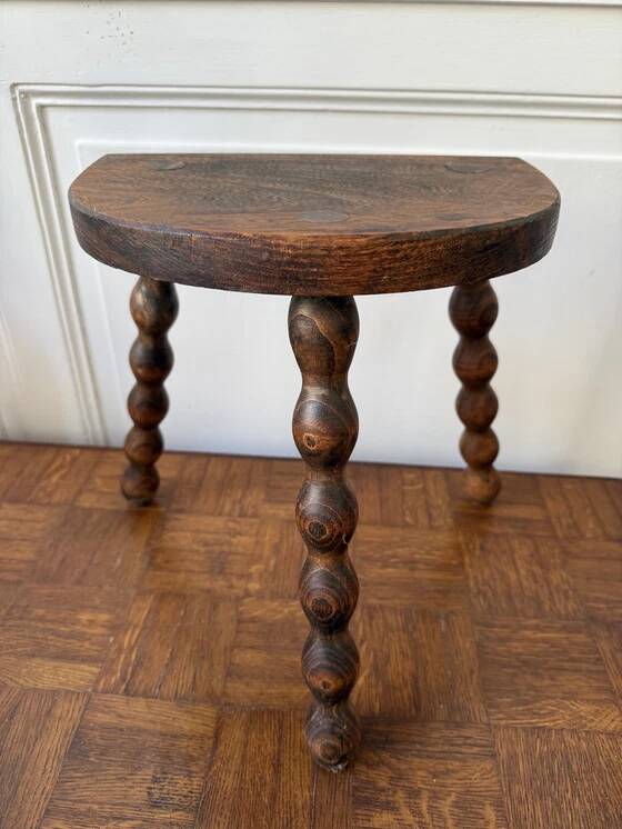 Tabouret de traite ancien style brutaliste tripode en bois tourné