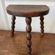 Tabouret de traite ancien style brutaliste tripode en bois tourné