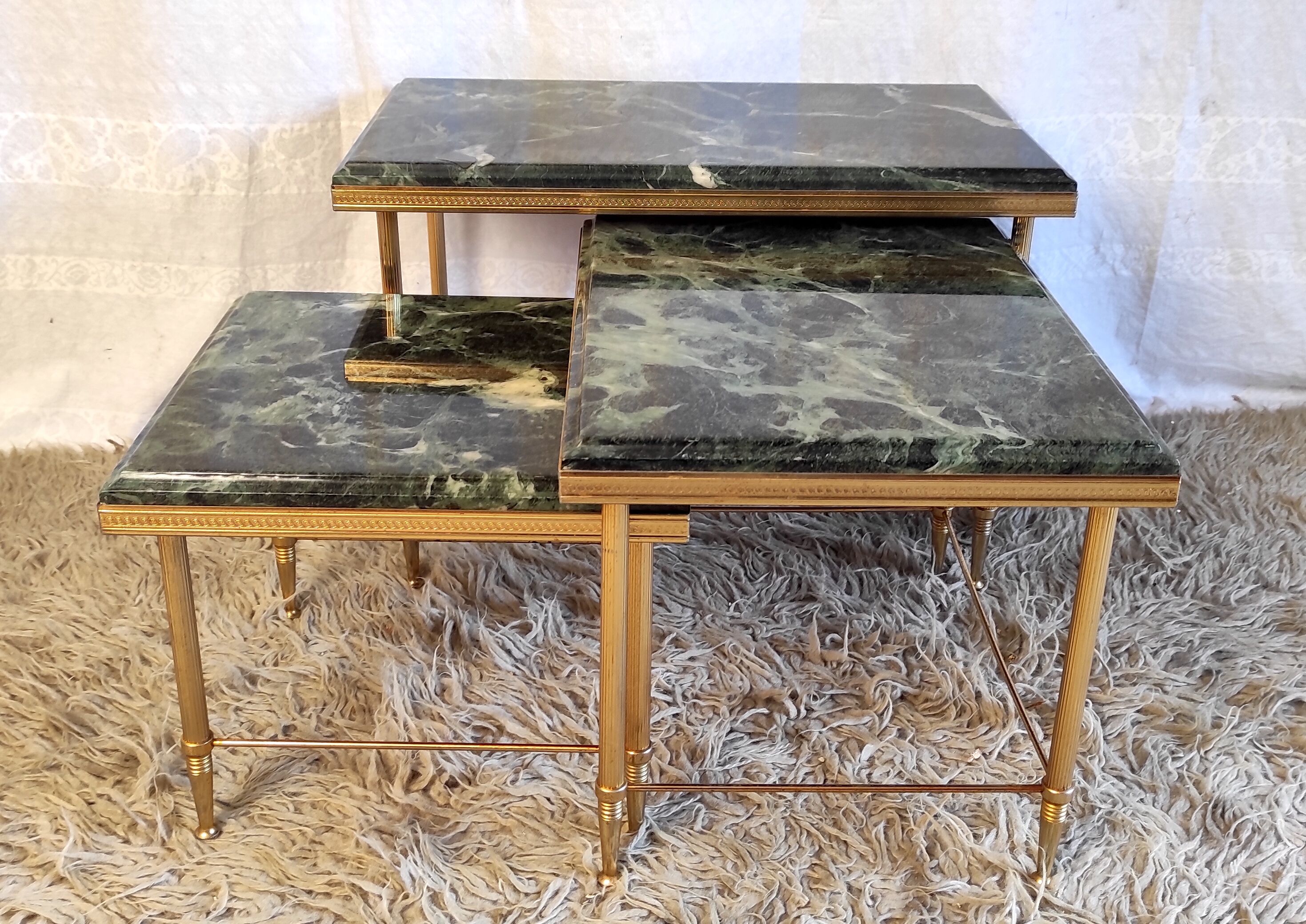 Pull-out tables in gilded metal and green marble – 60s/70s