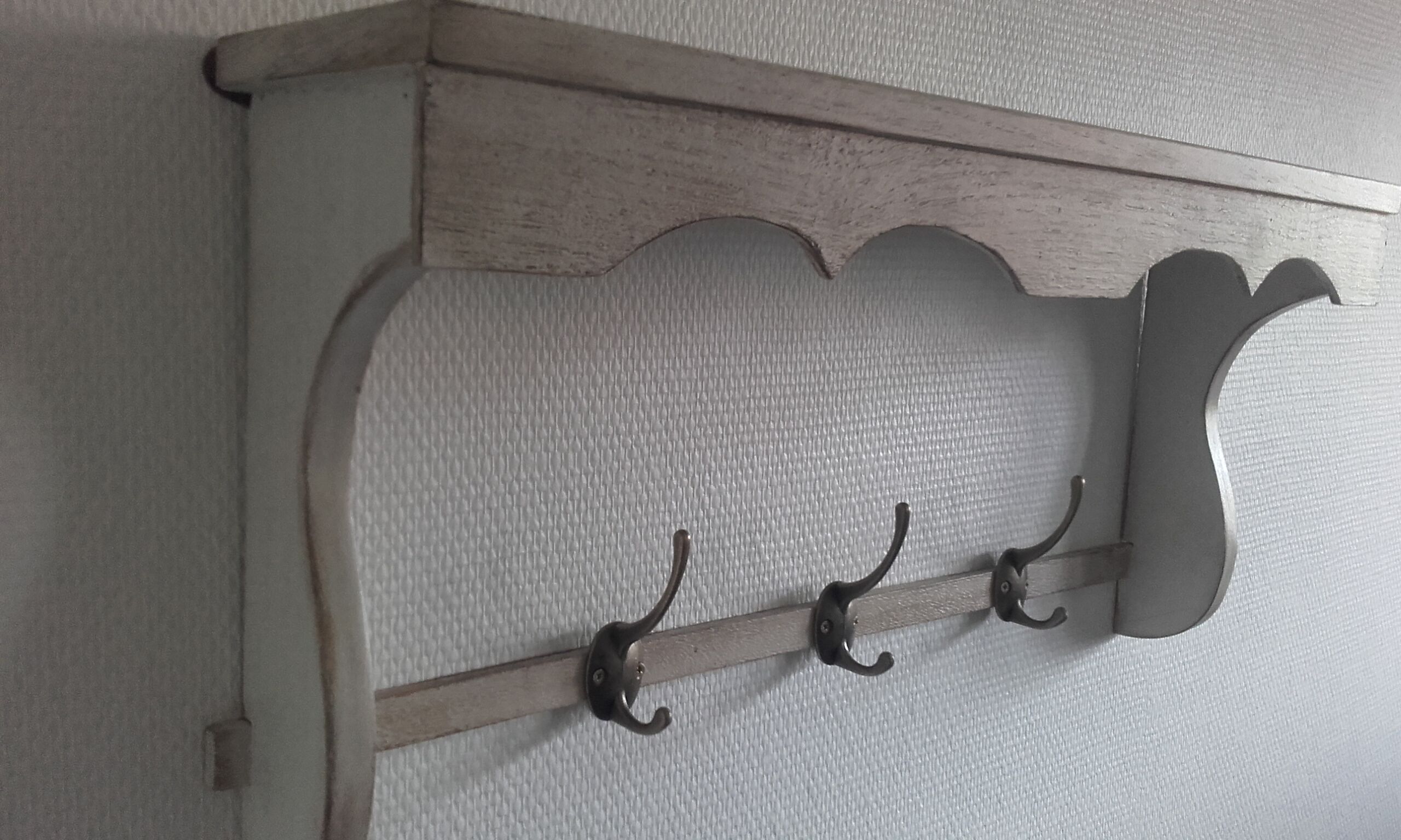 Shelf with brass pads