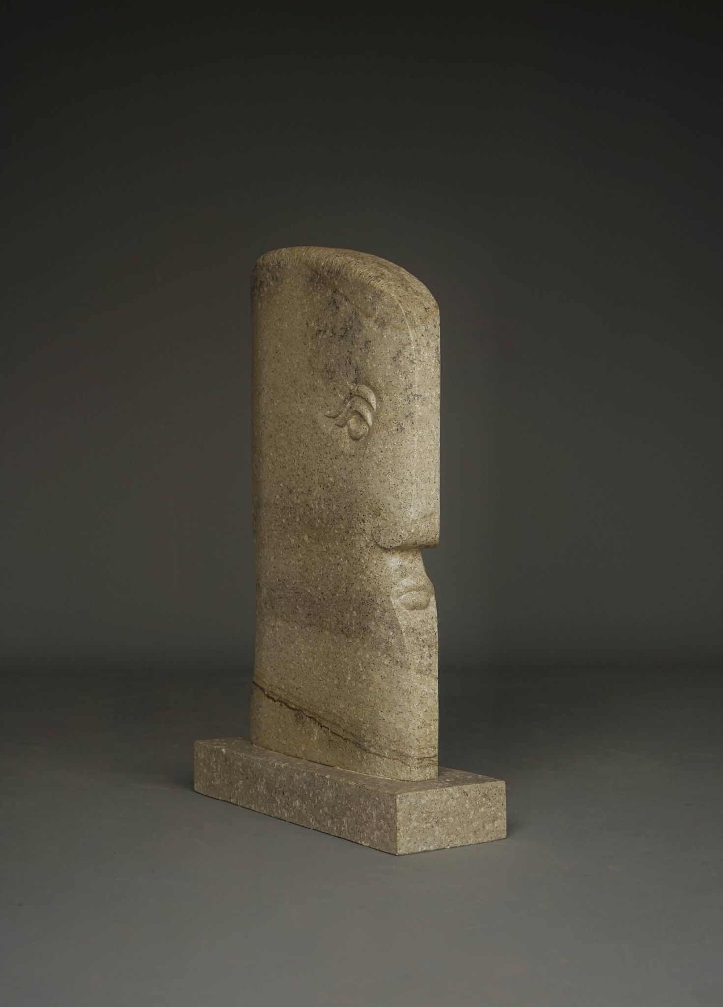 Sculpture monumentale de tête stylisée. Années 1970.