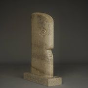 Sculpture monumentale de tête stylisée. Années 1970.
