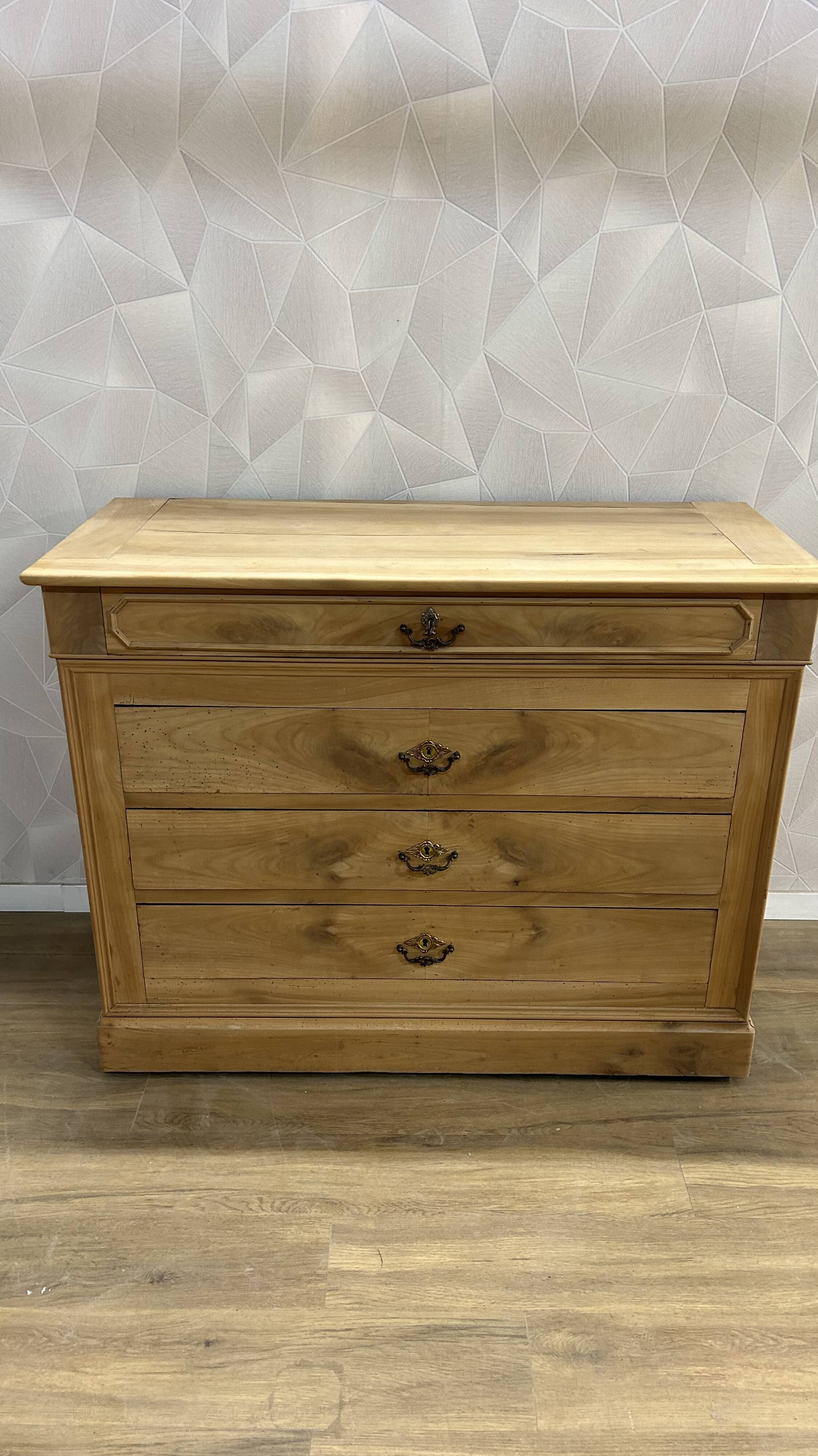 Louis Philipe airbrushed chest of drawers with 4 drawers