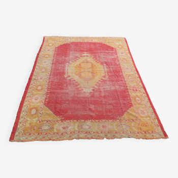 Tapis antique Oushak en détresse, fond rouge corail, 422 cm x 309 cm, 1900-10